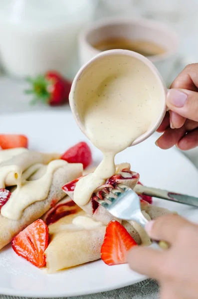 Colazione Estiva Dolce Con Frittelle Alla Francese Con Fragole Salsa — Foto Stock