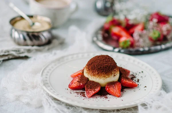 Tiramisú Postre Italiano Con Fresas Sobre Viejo Fondo Grunge Postre —  Fotos de Stock