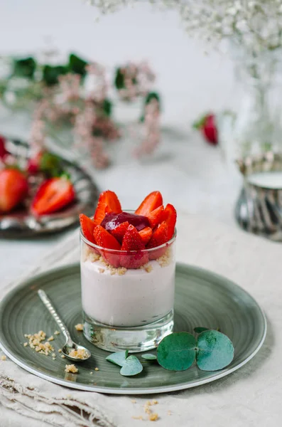 Tarta Queso Fresa Vaso Con Fresas Frescas Queso Crema Plato —  Fotos de Stock