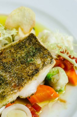 Bitkisel yağlı beyaz balık. Zeytinli patates püresi ve karışık sebzeler - karnabahar, havuç, domates ve Brüksel lahanası.