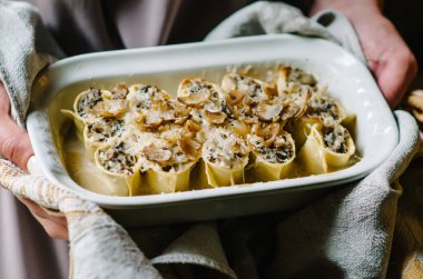 Mantar güveci ve kestaneli Cannelloni. Yazarın Korsika mutfağı. Cannelloni bir yemek kabında