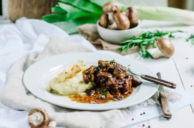 Mantarlı haşlanmış domuz eti ve patates püresi. Restoran servisi.