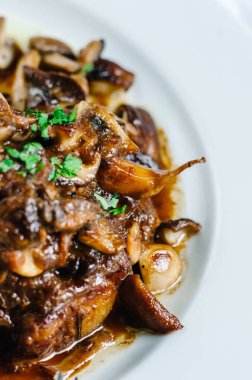 Mantarlı haşlanmış domuz eti ve patates püresi. Restoran servisi.