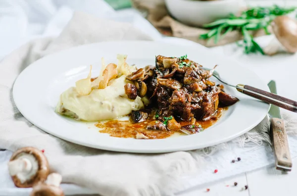 Varkensvlees Met Champignons Aardappelpuree Restaurant Serveert — Stockfoto