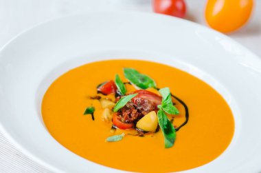 Bitkilerle lezzetli kremalı domates çorbası. Yaz açık sarı domates çorbası..