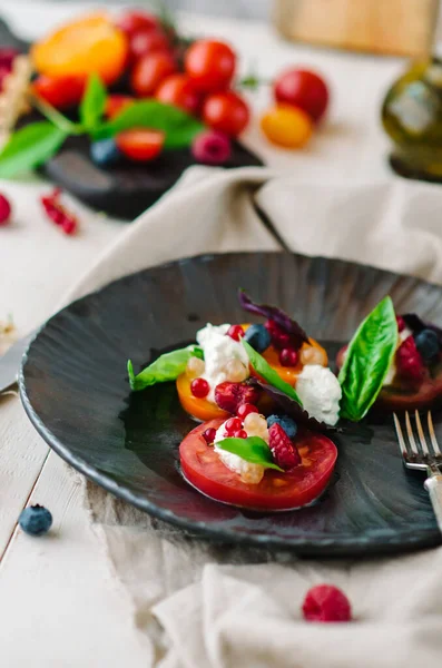 Tomaten Mit Ricotta Basilikum Beeren Und Gerösteten Haselnüssen Mischen Restaurant — Stockfoto