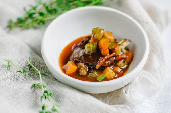 Een Stuk Vlees Met Gestoofde Groenten Blokjes Gesneden Zucchini Pompoen — Stockfoto