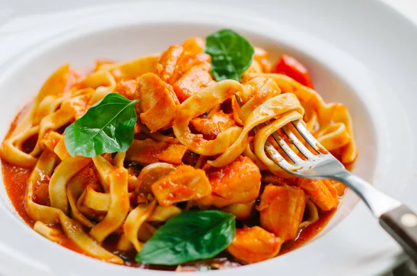 Domates, fesleğen ve parmesanlı geleneksel İtalyan makarnası..