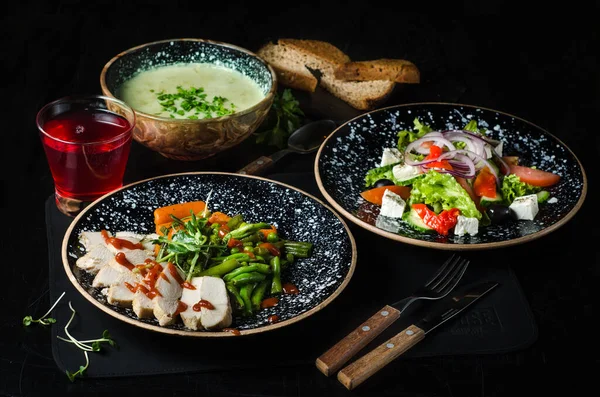 Ampio Set Pranzo Tre Portate Zuppa Secondo Piatto Insalata Pranzo — Foto Stock