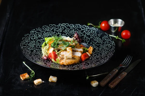 Caesar Salade Met Kipfilet Parmezaanse Kaas Schotel Een Zwarte Plaat — Stockfoto
