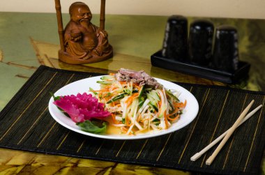 Salatalık, havuç, pirinç eriştesi, soslu susamlı et parçaları..