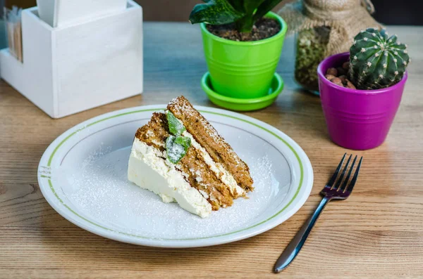 Piece Biscuit Honey Cake Vanilla Cream Plate Dessert Cafe Restaurant — Stock Photo, Image