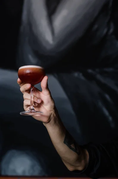 Mans Hand Håller Alkoholhaltig Cocktail Bar Mot Mörk Vägg — Stockfoto