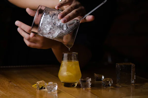 Professionell Bartender Förbereder Cocktail Med Vid Bardisken Gul Alkoholhaltig Cocktail — Stockfoto