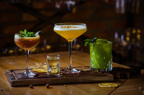 Különböző Ízletes Koktélok Sötét Háttérrel Gyönyörű Sor Három Színes Alkoholos — Stock Fotó