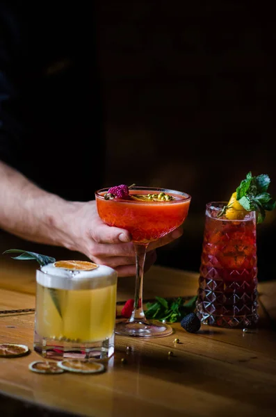 Különböző Ízletes Koktélok Sötét Háttérrel Gyönyörű Sor Három Színes Alkoholos — Stock Fotó