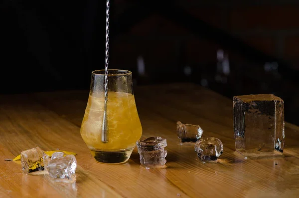 Barman Profissional Prepara Coquetel Com Gelo Balcão Bar Coquetel Alcoólico — Fotografia de Stock