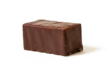 Çikolata ve süt şekerlerini beyaz arka planda kapat