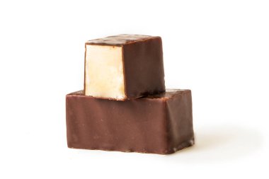 Çikolata ve süt şekerlerini beyaz arka planda kapat