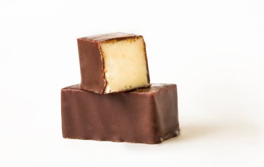 Çikolata ve süt şekerlerini beyaz arka planda kapat