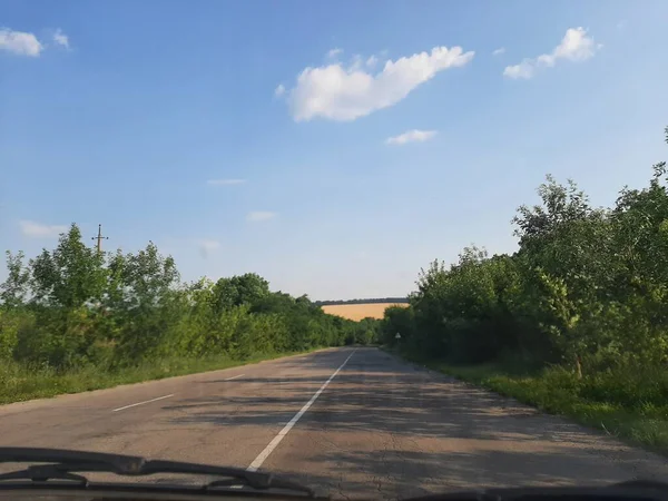 Kırsal manzaralı güzel bir yol.