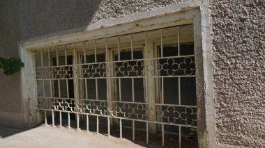 Eskimiş tarihi metal pencere