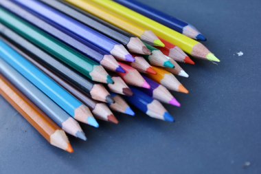 Renkli boya kalemleri Tüm renkler bir arada