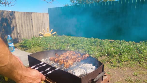 Готовить Традиционный Украинский Шашлык Гриле — стоковое видео