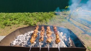 Izgarada geleneksel Ukrayna şiş kebabı pişiriyorum. yakınlaştır