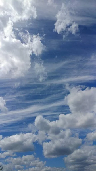 Mavi Gökyüzünde Beyaz Kabarık Şaşırtıcı Bulutlar — Stok fotoğraf