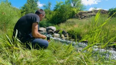 Adamın biri turist odunu turbo sobasını yakıyor.