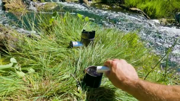 Nehir Kenarında Çay Demleyen Bir Adam — Stok video