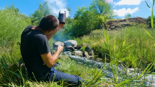Adamın Biri Turist Odunu Turbo Sobasını Yakıyor — Stok video