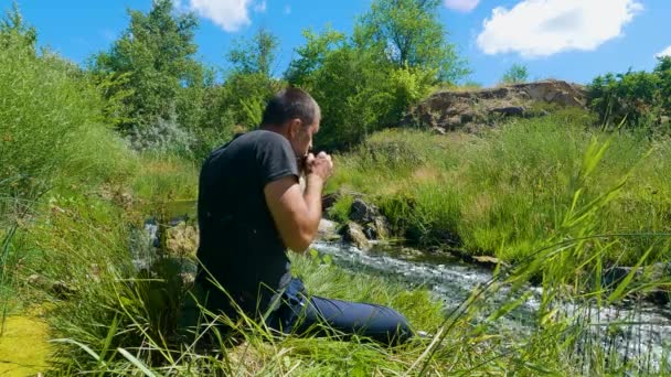 Een Man Drinkt Thee Natuur Bij Rivier Vrede Van Geest — Stockvideo