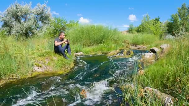 Uomo Beve Natura Vicino Fiume Pace Della Mente Godimento Della — Video Stock