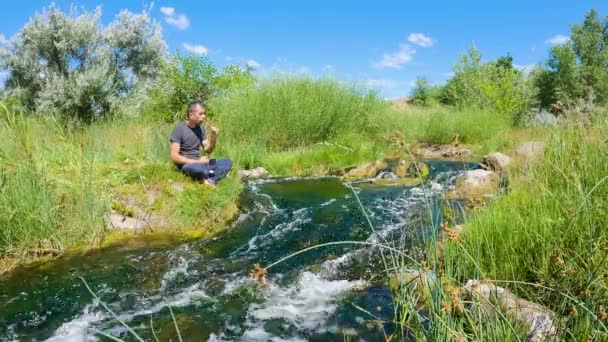 Mężczyzna Pije Herbatę Naturze Nad Rzeką Spokój Umysłu Radość Życia — Wideo stockowe