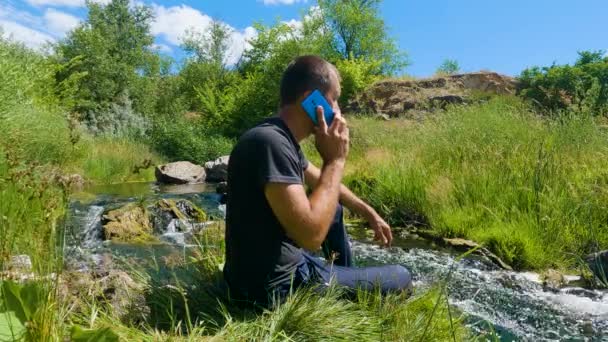 Bir Adam Taşların Üzerinden Akan Resimli Bir Nehrin Yanında Cep — Stok video