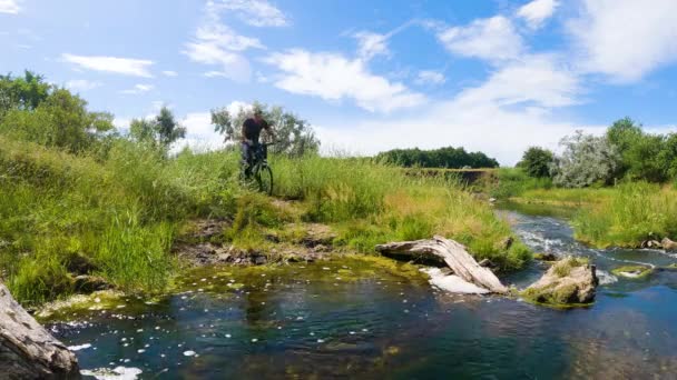 Man Mountain Bike Crosses River Slow Motion — Stockvideo