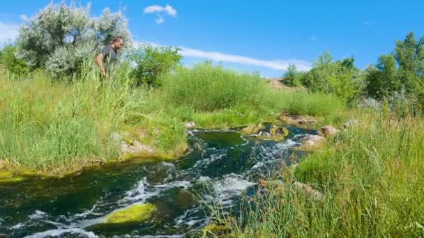 Adam Nehre Geldi Taşların Üzerinden Akan Nehrin Güzel Manzarasının Tadını — Stok video