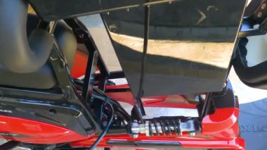 Aküyü elektrikli bisiklete yükle.