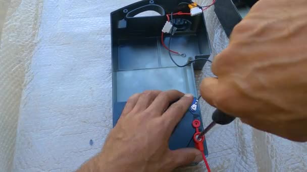 Akkumulátor Csatlakoztatása Elektromos Kerékpárhoz — Stock videók