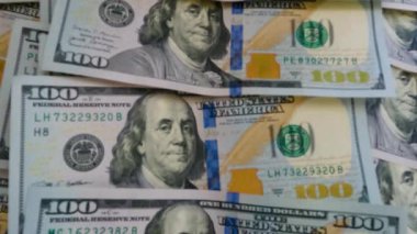 Dolarların üzerinden uçuyor 100 dolarlık banknotları kapatıyor Yavaş Hareket