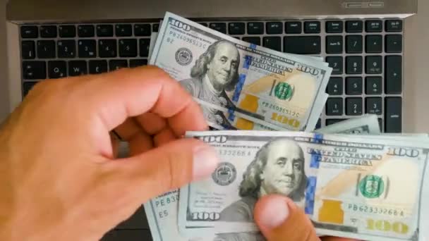 Man Counting 100 Dollar Bills His Laptop — Stockvideo