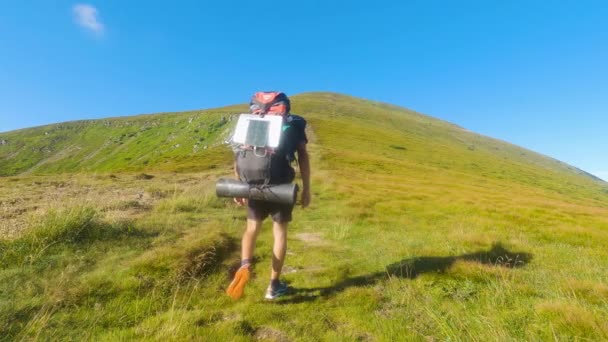 Der Mensch Steigt Auf Den Berg Goverla Langsames Wachstum — Stockvideo