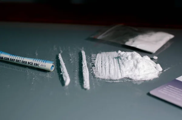 Kokain Rozdělený Proužky Připravený Odfrknutí Neurčitou Osobou Která Problémy Drogovou — Stock fotografie