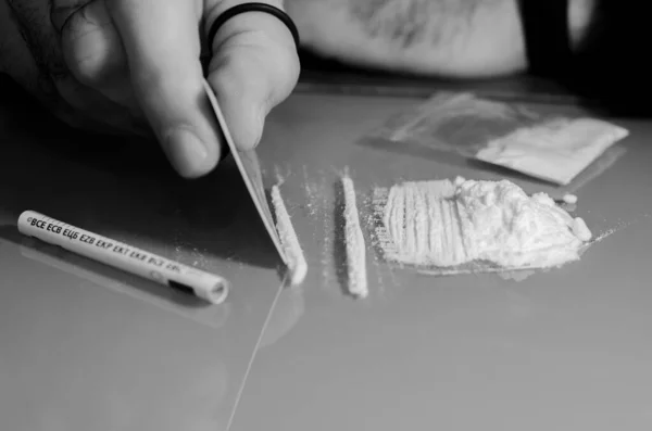 Hombre Caucásico Divide Cocaína Tiras Para Que Pueda Inhalarla Más —  Fotos de Stock