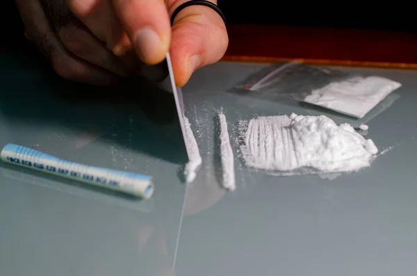 Běloch Rozdělí Kokain Proužky Aby Mohl Později Šňupnout Koncept Narkotik — Stock fotografie