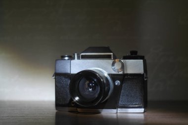 Masanın üzerinde eski bir kamera var.