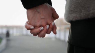 Yavaş çekim, birbirine aşık insanlar el ele tutuşur. Gün batımının arka planında yavaşça yürürler. Dikiz üstü kamera takibi yaparlar. Etekli kız ve kot pantolonlu adam gün batımının arka planında el ele tutuşarak yürüyorlar..