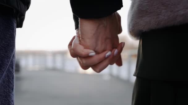 亲密情侣手牵手在街上 后视镜慢镜头 — 图库视频影像
